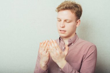 Adamım boş ellerine bak.