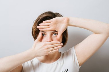 kız el çerçevesi yapıyor