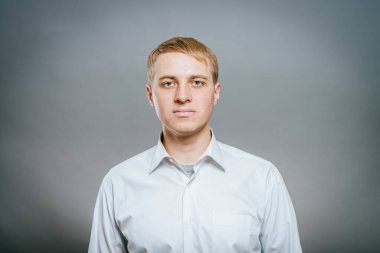 yakışıklı bir genç adam portresi