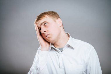  Gri arkaplanda poz veren adam