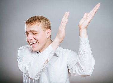 Başarılı genç adam kutlama yapıyor. 