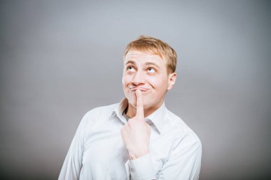 Kafası karışmış genç bir adam kameraya bakarken eliyle başını kaşıyordu. Belirsiz, tedirgin bir ifadeyle, bembeyaz bir yüzle.