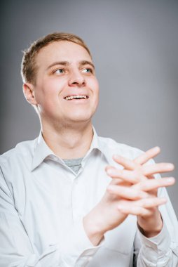 Gülümseyen adama yakın çekim