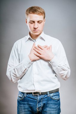 Yakışıklı erkek göğsünde dinleniyor.