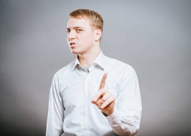 Genç ve yakışıklı bir işadamı parmağıyla işaret ediyor.