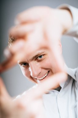 Adam elleriyle komplo kuruyor.