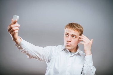 Gömlek giyen bir adam. Selfie çekiyor.. 