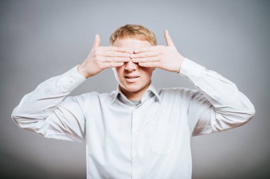 Elleriyle gözlerini kapatan genç bir adamın portresi.