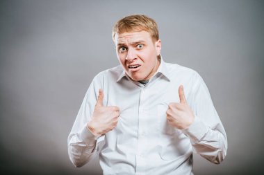 Yakışıklı mutlu adam kendini soyutlamış