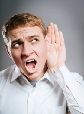 Tecrit edilmiş genç iş adamı dinliyor.