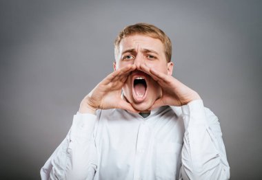 Çığlık atan genç adamın portresi