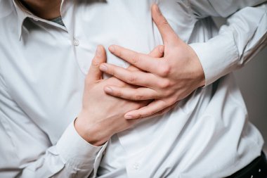 Kalp krizi geçiren bir iş adamı izole edilmiş.
