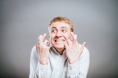 Genç adam izole edilmiş bir dilek tutuyor. 