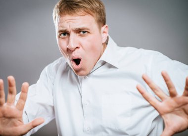 Takım elbiseli genç ve yakışıklı işadamı duraklama hareketi yapıyor..