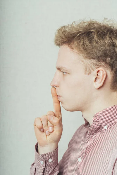 Junger Mann Macht Schweigegeste Shhh — Stockfoto