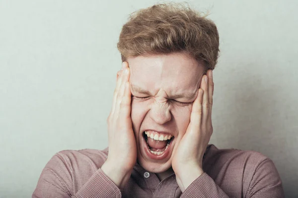 Furieux Jeunes Hommes Tenant Tête Dans Les Mains Criant — Photo