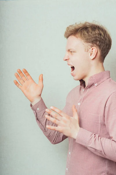 Joven Tratando Asustar Alguien — Foto de Stock