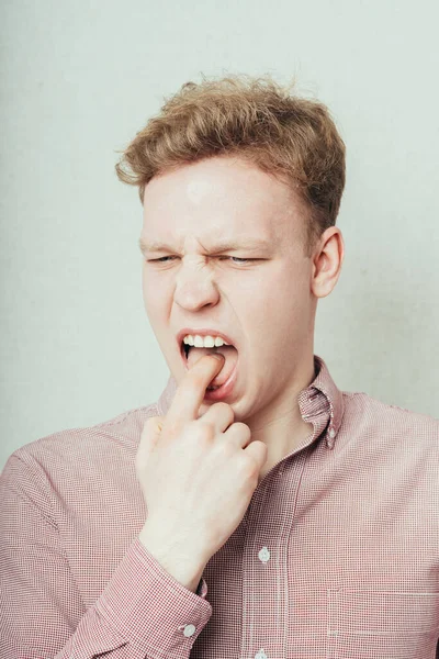 Joven Con Dedo Boca — Foto de Stock