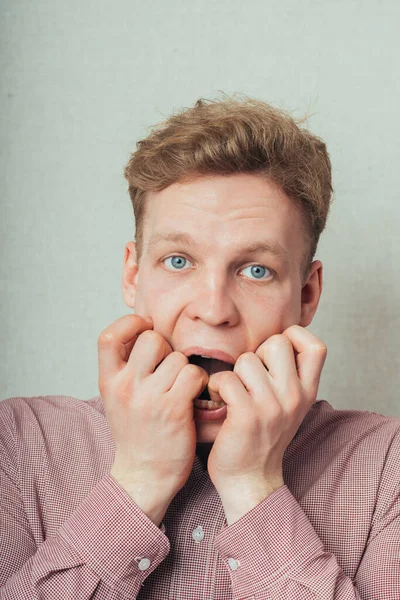 Emotionaler Mann Hält Den Mund Mit Den Händen Geschlossen — Stockfoto