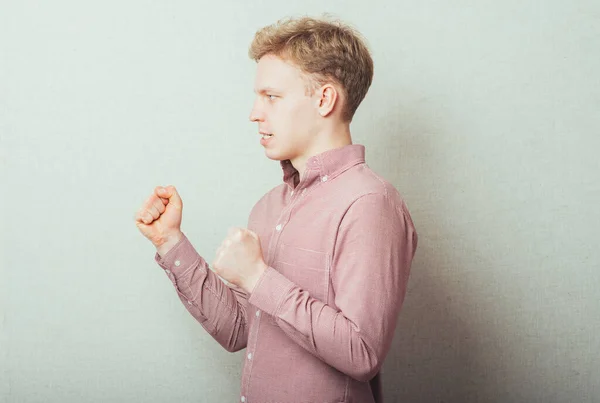 Retrato Joven Enojado Apretando Puño — Foto de Stock