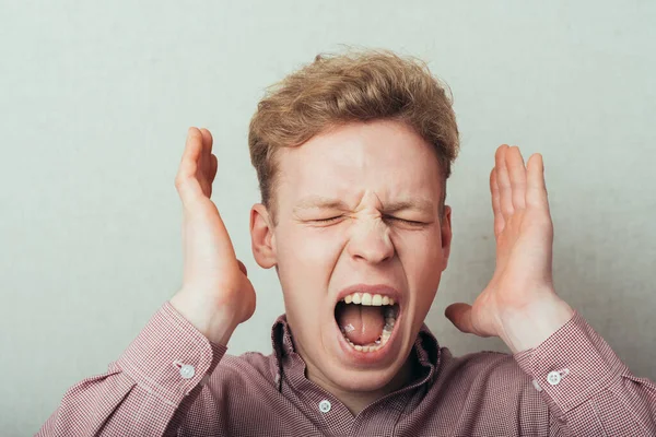 Giovani Furiosi Tenendo Testa Tra Mani Urlando — Foto Stock