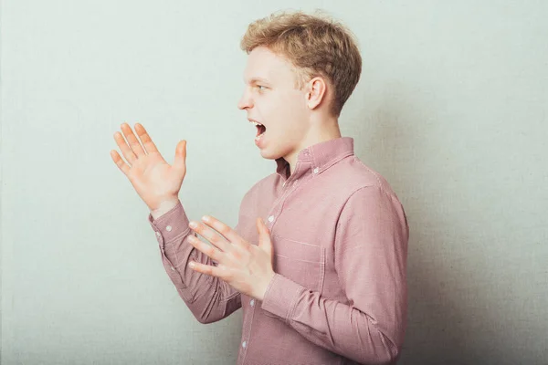 Joven Tratando Asustar Alguien — Foto de Stock