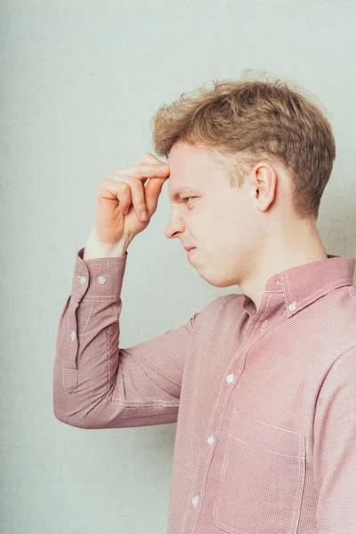 Junger Mann Denkt Mit Der Hand Gesicht — Stockfoto