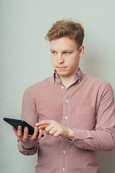 Omul Folosind Computerul Tabletei Digitale — Fotografie, imagine de stoc