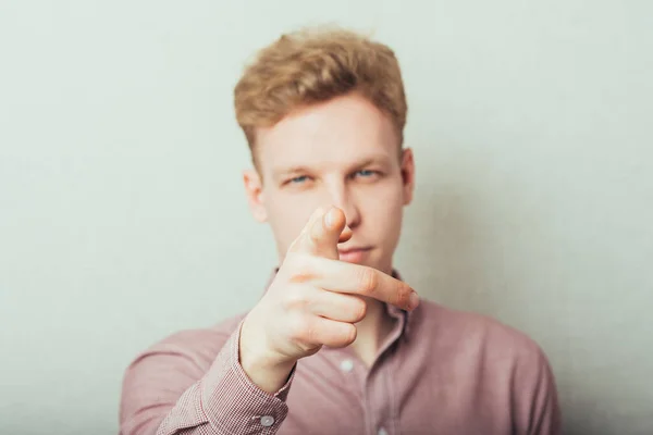 Giovane Indicando Qualcuno Gesto Con Dito — Foto Stock