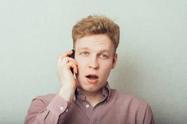 Alkalmi Fiatalember Beszél Telefonon — Stock Fotó