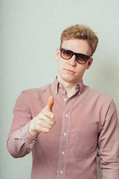 Feliz Sorridente Jovem Homem Negócios Óculos Sol Dando Mão Para — Fotografia de Stock