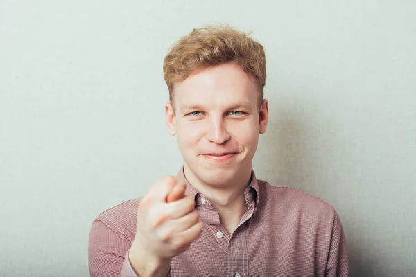Nahaufnahme Porträt Glücklicher Junger Mann Gibt Daumen Finger Feige Geste — Stockfoto
