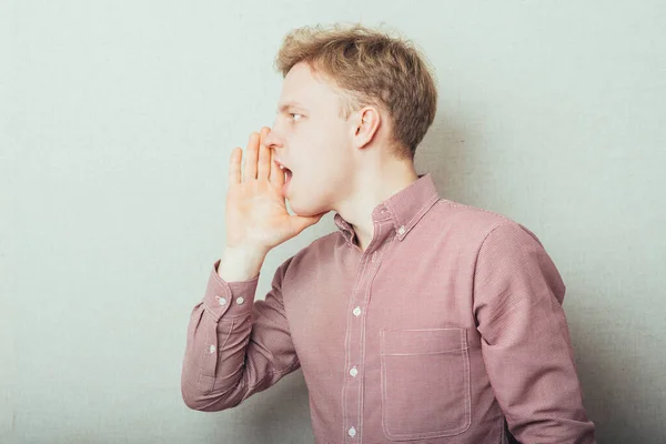 Mann Ruft Schreit Mit Den Händen Vor Dem Mund — Stockfoto