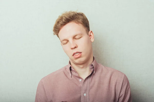 Retrato Cerca Divertido Molesto Joven Abusón Maleducado Infantil Sacando Lengua —  Fotos de Stock