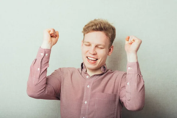 Joven Feliz Vistiendo Camisa Cuadros Jeans Pose Ganadora Máscara Incluida — Foto de Stock