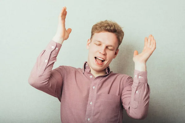 Joven Feliz Vistiendo Camisa Cuadros Jeans Pose Ganadora Máscara Incluida — Foto de Stock