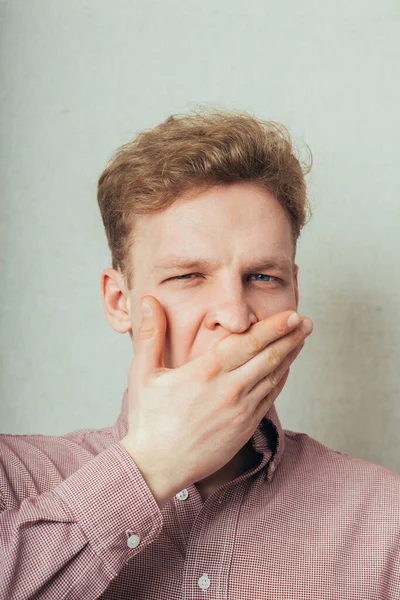 Uomo Sbadiglia Coprendo Sua Bocca — Foto Stock