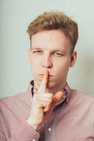 Hombre Puso Dedo Índice Sus Labios Indicando Silencio —  Fotos de Stock