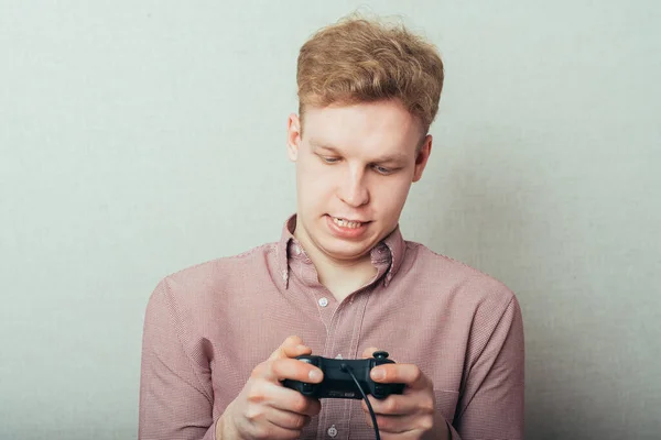 Portret Van Een Jongeman Speelt Joystick Aan Console — Stockfoto