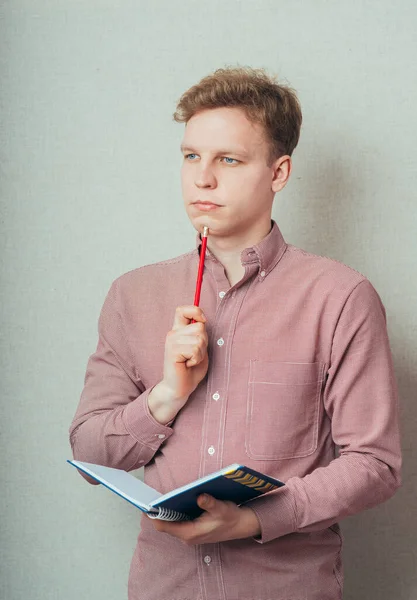 Man Planning Kalender Met Een Notebook Potlood — Stockfoto