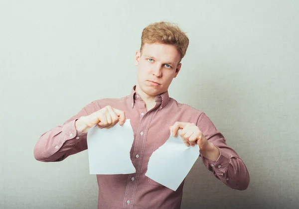 Boze Man Scheurt Papier Uit — Stockfoto