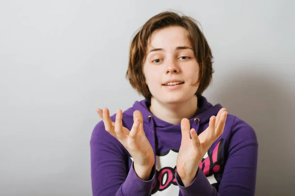 Chica Sosteniendo Sus Manos Algo Invisible — Foto de Stock