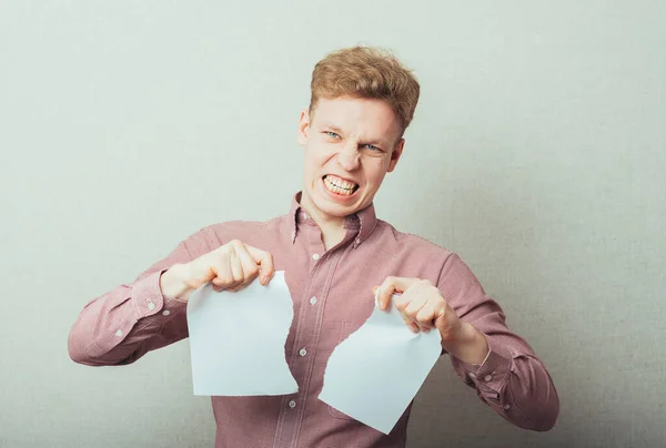 Boze Man Scheurt Papier Uit — Stockfoto