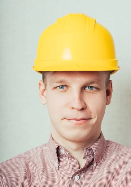 Jonge Man Met Een Gele Helm — Stockfoto