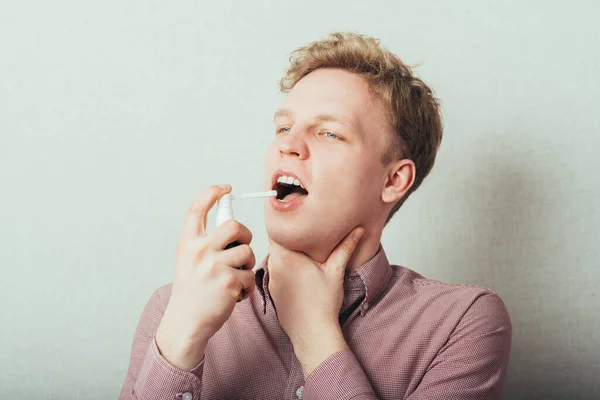 Anak Muda Menggunakan Inhaler — Stok Foto