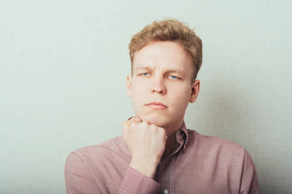 Joven Hombre Apuesto Pensativo Pensando Algo — Foto de Stock