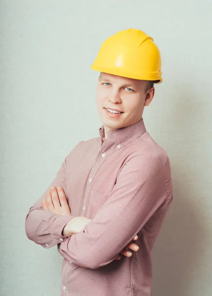 Knappe Jongeman Met Beschermende Helm Hoofd Armen Gekruist — Stockfoto