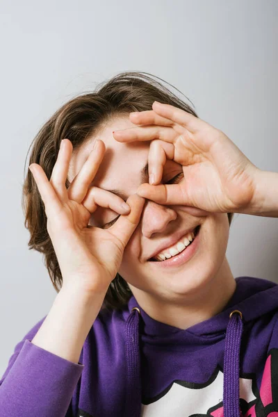 Meisje Maken Verrekijker Handen — Stockfoto