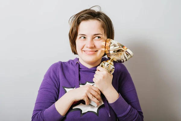 Mädchen Mit Pokal Der Hand Des Siegers — Stockfoto