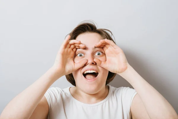 Meisje Kijkend Door Verrekijker — Stockfoto